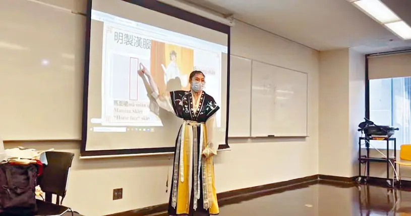 美國】華裔女紐約教授漢語穿漢服望國人更自信展示文化之美